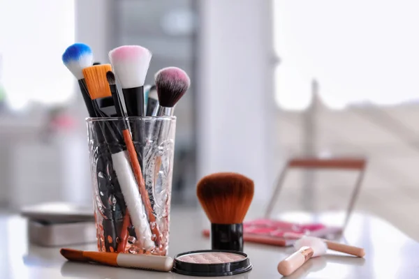 Holder dengan makeup sikat di atas meja — Stok Foto