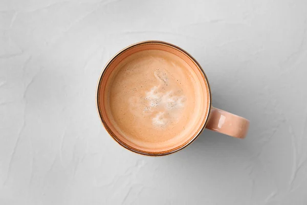 Aromatickou horkou kávu na světlé pozadí, pohled shora — Stock fotografie