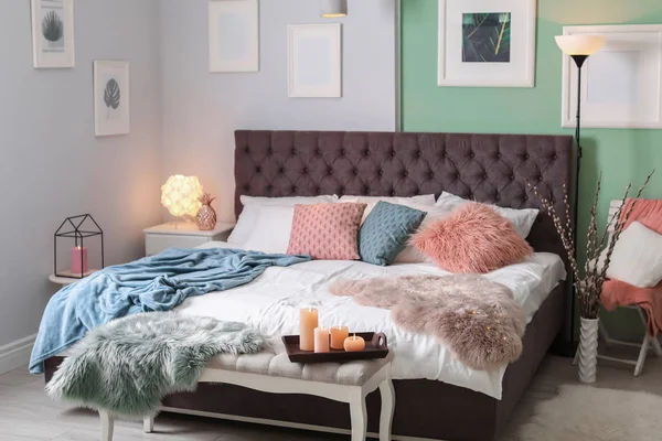 Stijlvolle kamer interieur met comfortabel bed — Stockfoto