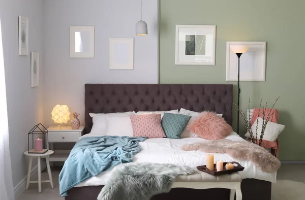 Elegant rum interiör med bekväm säng — Stockfoto