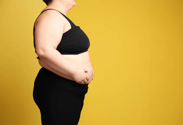 Mujer con sobrepeso sobre fondo de color — Foto de Stock