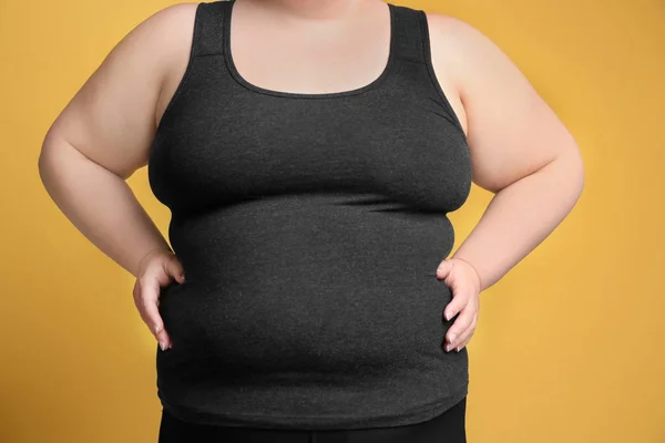 Mujer con sobrepeso sobre fondo de color — Foto de Stock
