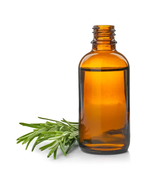 Botella con aceite esencial de romero y hierba fresca sobre fondo blanco — Foto de Stock
