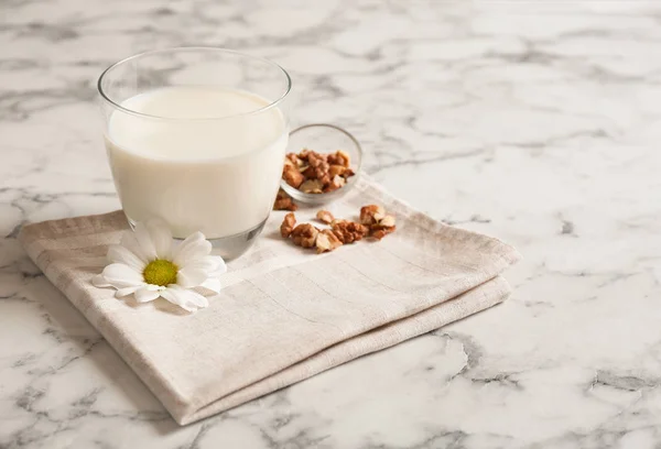 明るい背景上のナッツとミルク ガラス — ストック写真