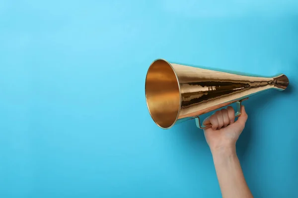 Mulher segurando megafone retro no fundo de cor — Fotografia de Stock