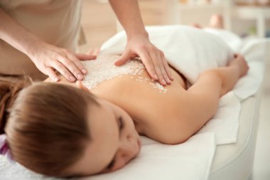 Vücut scrub ile masaj spa salonu sahip güzel ve genç birbayan