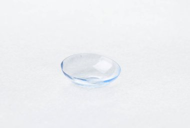 Açık renkli Kontakt lens