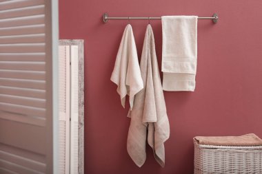 Banyo iç çamaşır sepeti ve yumuşak havlu
