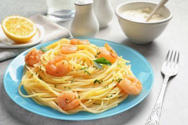 Tabak spagetti ve masada karides