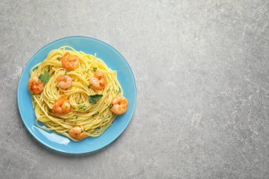 Tabak spagetti ve karides gri arka planda, üstten görünüm