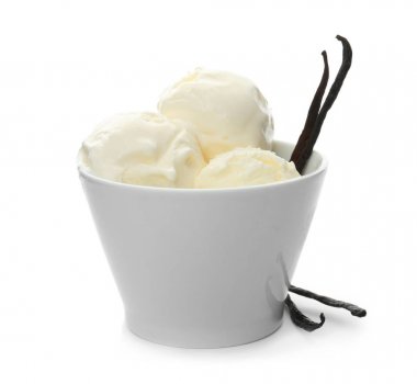 Bir kase lezzetli vanilyalı dondurma ve beyaz arka plan üzerinde bakla