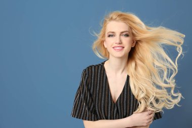 Portre renk arka plan üzerinde güzel saçlı genç modeli