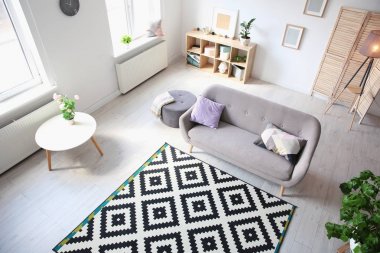 Oturma odasının içinde rahat bir kanepe ve kamera var.