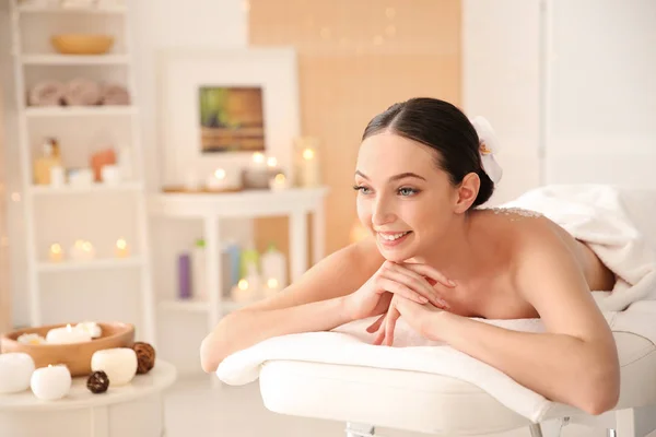 Hermosa mujer joven teniendo masaje con exfoliante corporal en el salón de spa — Foto de Stock