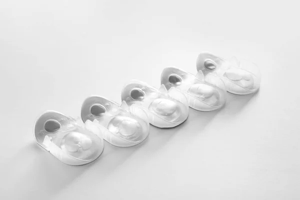 Пакети з контактними лінзами на білому тлі — стокове фото