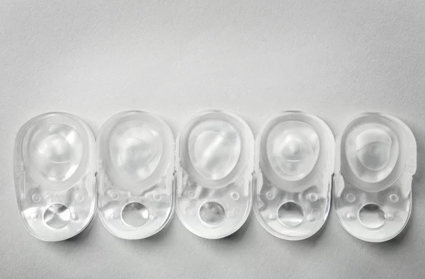 Pacotes com lentes de contato no fundo claro — Fotografia de Stock