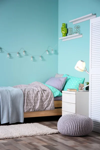 Bequemes Bett im modernen Kinderzimmer — Stockfoto