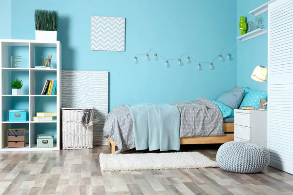 Comfortabel bed in moderne kinderkamer — Stockfoto