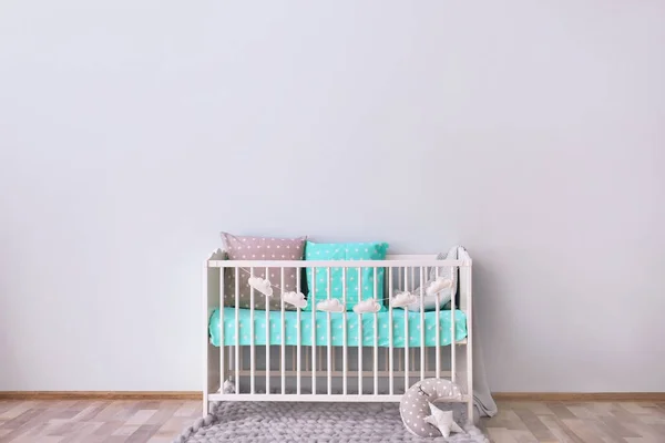 Babyzimmer Innenausstattung mit Kinderbett in Wandnähe — Stockfoto