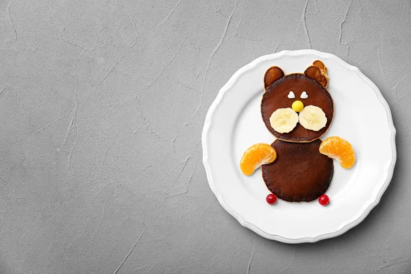 Тарілка з шоколадними млинцями у формі кота на сірому фоні. Креативні ідеї сніданку для дітей — стокове фото