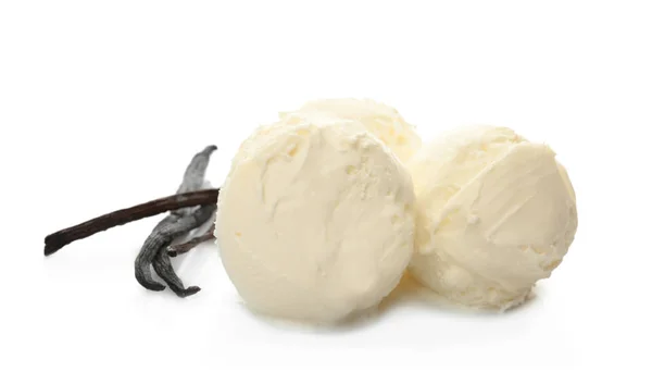 Kugeln mit leckerem Vanilleeis und Schoten auf weißem Hintergrund — Stockfoto