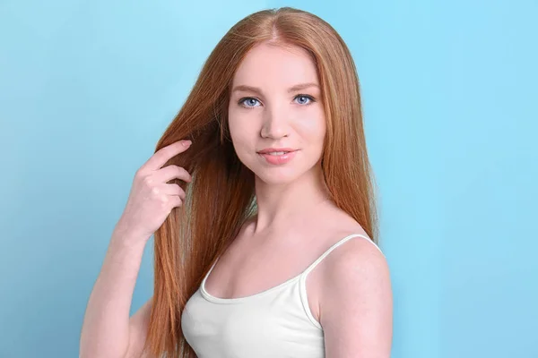 Πορτρέτο του νεαρό μοντέλο με όμορφα μαλλιά στο χρώμα φόντου — Φωτογραφία Αρχείου