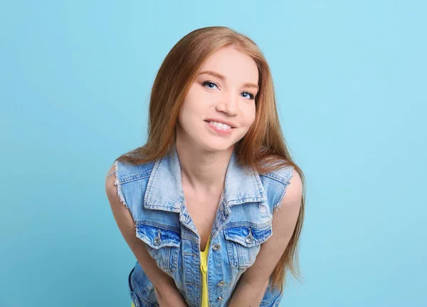 Retrato de modelo jovem com cabelo bonito no fundo de cor — Fotografia de Stock
