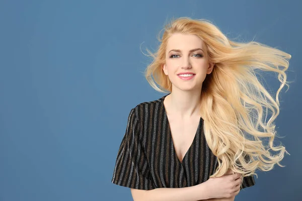 Retrato de modelo jovem com cabelo bonito no fundo de cor — Fotografia de Stock