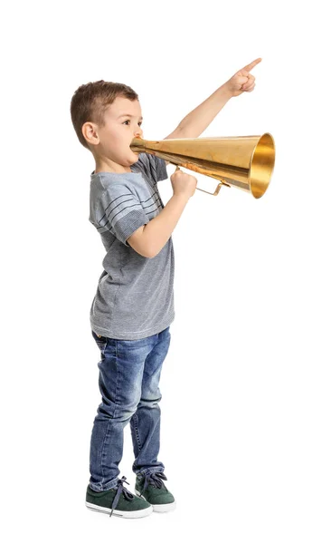 Очаровательный маленький мальчик с винтажным мегафоном на белом фоне — стоковое фото