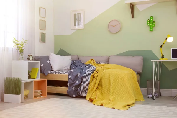 Wnętrza pokoju dziecka nowoczesne i wygodne łóżko — Zdjęcie stockowe