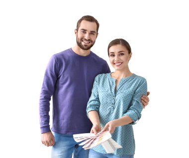 Beyaz arka plan üzerinde renk paleti ile genç Çift