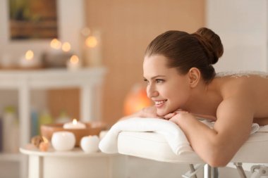 Vücut scrub ile masaj spa salonu sahip güzel ve genç birbayan