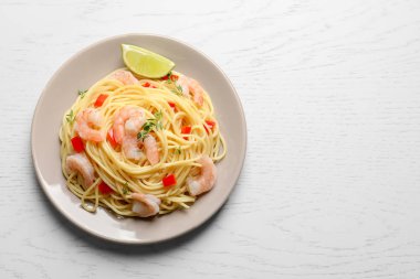 Tabak spagetti ve karides üzerinde açık renkli, üstten görünüm