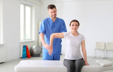 Fizyoterapist Kliniği kadın hasta ile çalışma