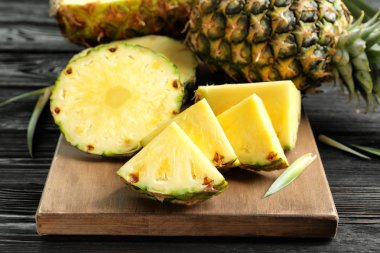 Ahşap masa, closeup üzerinde taze dilimlenmiş ananas