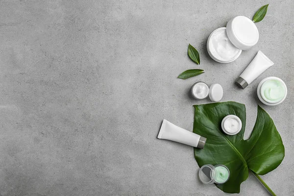 Conjunto de cosméticos naturales sobre fondo gris — Foto de Stock