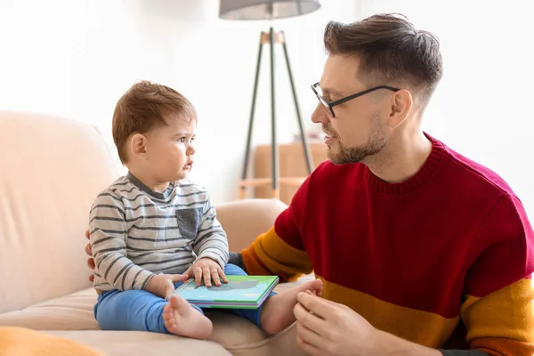 Papa verbringt Zeit mit seinem Sohn zu Hause — Stockfoto