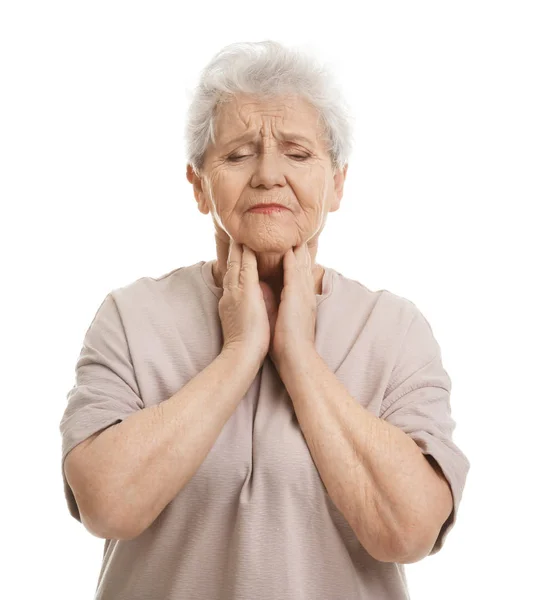 Äldre kvinna lider av ont i halsen på vit bakgrund — Stockfoto