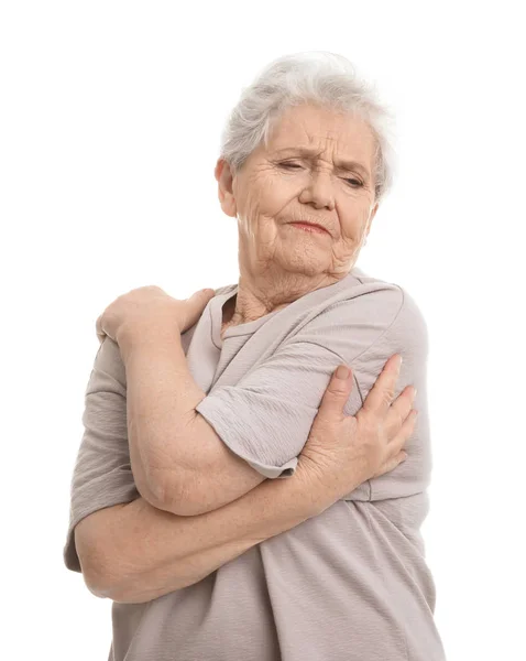 Oudere vrouw die lijden aan pijn in schouder op witte achtergrond — Stockfoto