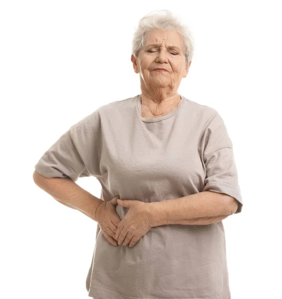 Пожилая женщина страдает от боли на белом фоне — стоковое фото