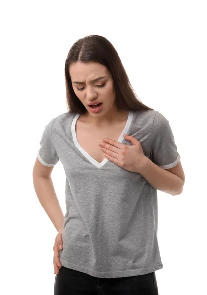 Молода жінка страждає від болю в грудях на білому тлі — стокове фото