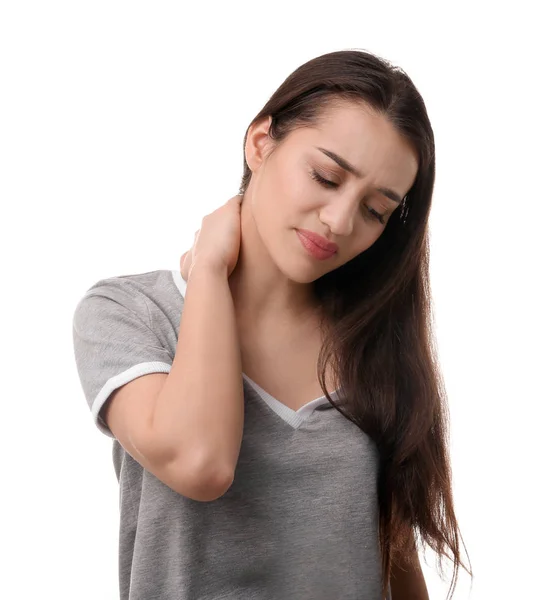 Mujer joven que sufre de dolor en el cuello sobre fondo blanco —  Fotos de Stock