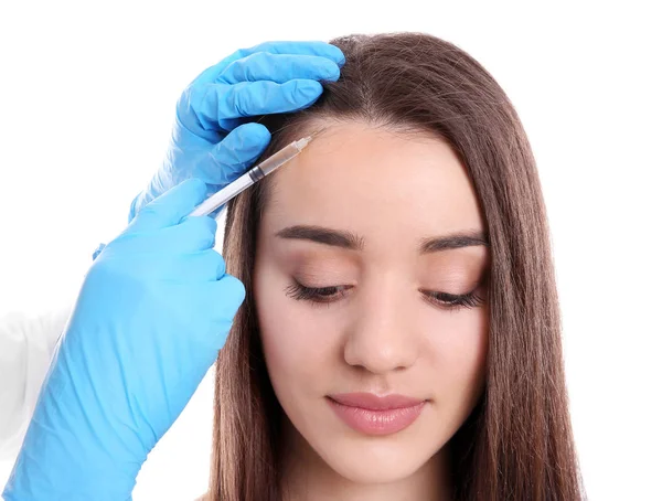 Jovem com problema de perda de cabelo recebendo injeção em fundo branco — Fotografia de Stock
