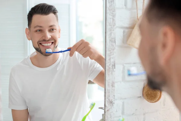 Fiatal férfi fogat mos a fürdőszobában — Stock Fotó