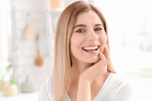 Mujer joven con una hermosa sonrisa en el interior. Blanqueamiento dental — Foto de Stock