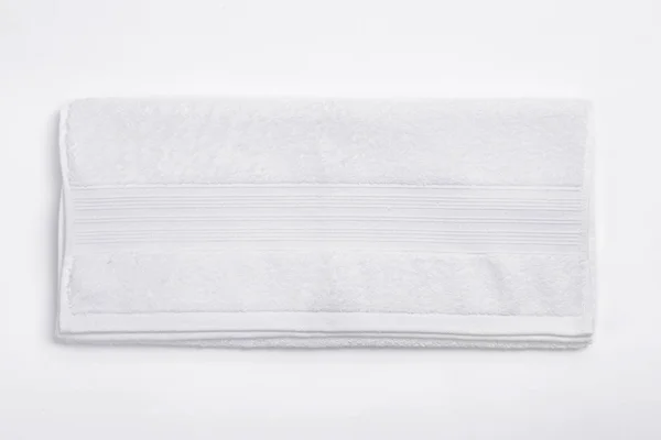 Чистий м'який рушник на білому тлі — стокове фото