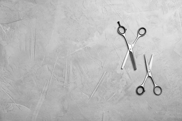 Profesionální Kadeřnické nůžky na šedém pozadí — Stock fotografie