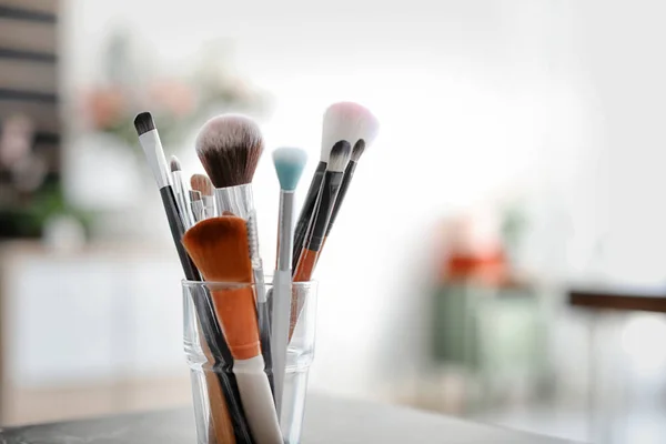 Houder met make up borstels, close-up — Stockfoto