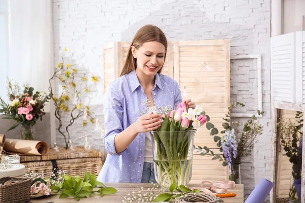 Decorador femenino creando hermoso ramo en la mesa —  Fotos de Stock