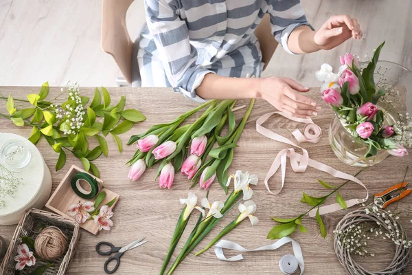 Female decorator creating beautiful bouquet at table — Stock Photo, Image